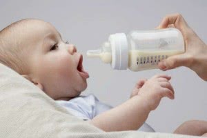 Чем напоить грудного ребенка в жару: водой, соком, компотом или молоком