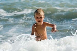 Чем занять во время отдыха на море ребенка: игры с песком и волнами