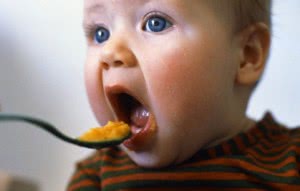 Дополнительные приемы пищи для детей до 3 лет: что полезно, а что вредно для ребенка