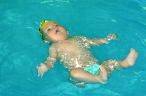 Как научить плавать новорожденного ребенка. Комплекс упражнений