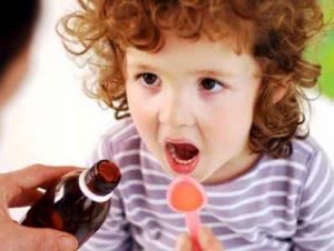 Как правильно дать лекарство ребенку: как капать капли, ставить свечку, давать таблетки