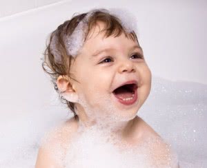 Как правильно мыть голову маленькому ребенку
