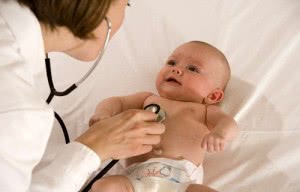 Плановые осмотры детей: когда и каких врачей посещать с ребенком