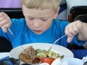 Правила поведения за столом детям: основы этикета и хороших манер