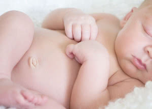 Пупочная грыжа у новорожденных: симптомы, причины, массаж и лечение