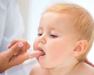 Режутся зубы у детей. Чем помочь: массаж десен, применение лекарств