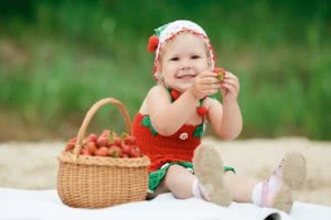 Сезонные ягоды детям: польза и противопоказания