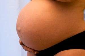 Твердый живот при беременности: основные причины на ранних и поздних сроках