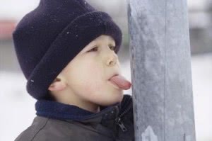Зимние травмы у детей: как помочь при переохлаждении, обморожении, прилипании и что нельзя делать