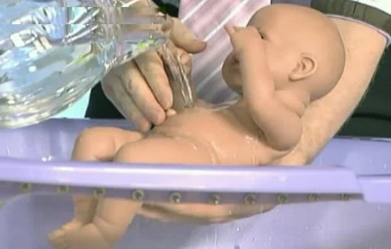 Как подмывать новорожденного — девочку?