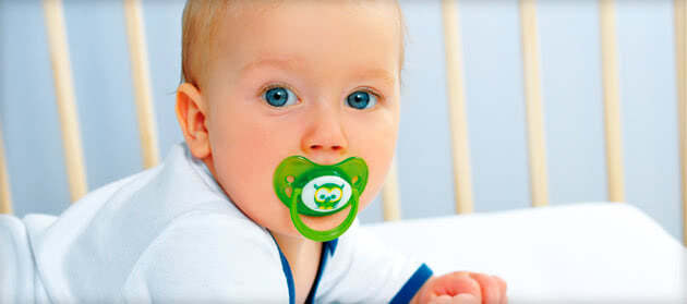 Как помочь младенцу когда режутся первые зубы?
