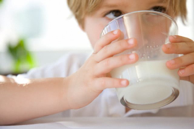 Молоко детям: полезно или вредно?
