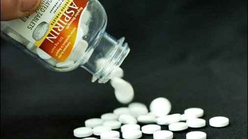 Низкие дозы аспирина связаны с более длительной выживаемостью людей с раком толстой кишки