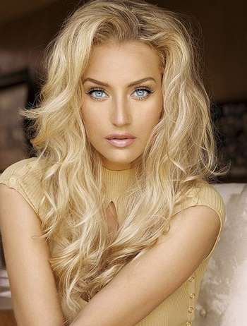 Блондинка с волнистым волосом и голубыми глазами