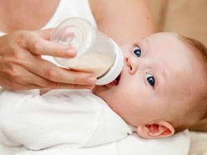 Особенности кормления новорожденного смесями