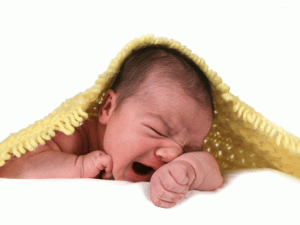 Капризность новорожденного ребенка во время упражнений для держания головки