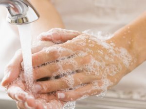 Тщательное мытье рук перед уколом
