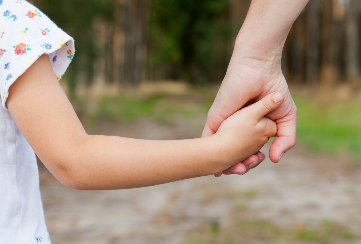 Фото ребенка с родителями за руку